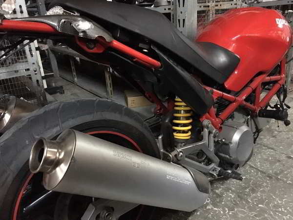 Vista trasera con escapes de una Ducati Monster 620 del 2005 para su desguace