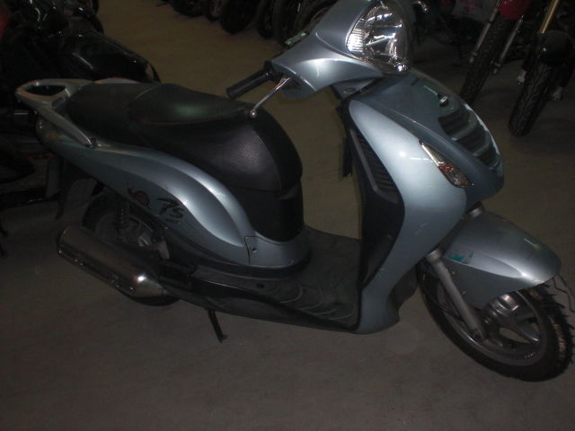 Lateral derecho de una moto Honda PS 150 2007