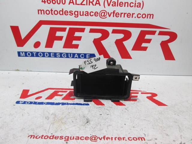 Caja bateria de repuesto de una moto Honda FJS 400 Silver Wing del año 2012