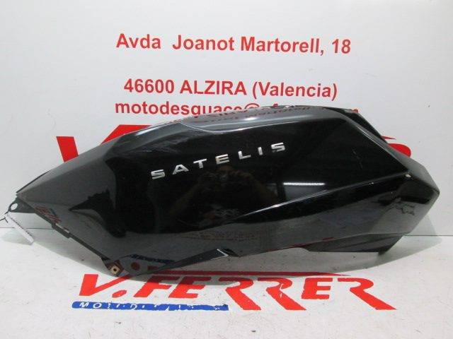Tapa lateral trasera izquierda de repuesto de una moto Peugeot Satelis 125 del año 2008