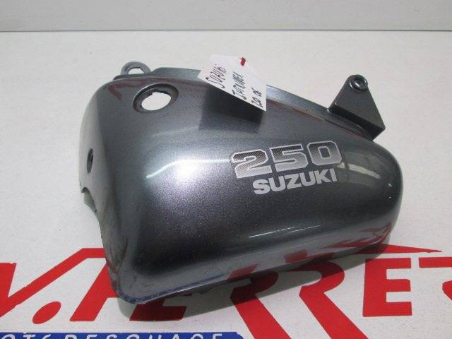 Tapa lateral inferior izquierda de repuesto de una moto Suzuki Intruder 250 del año 2006