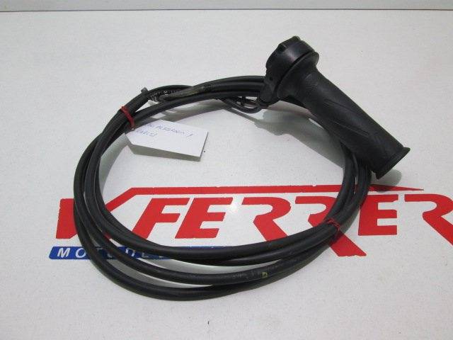 Cables acelerador con puño de repuesto de una moto Yamaha XMax 125 negra del año 2005