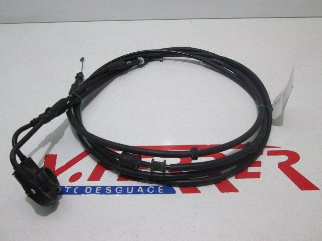 Cable acelerador de repuesto de una moto Piaggio X7 125 negra del año 2010