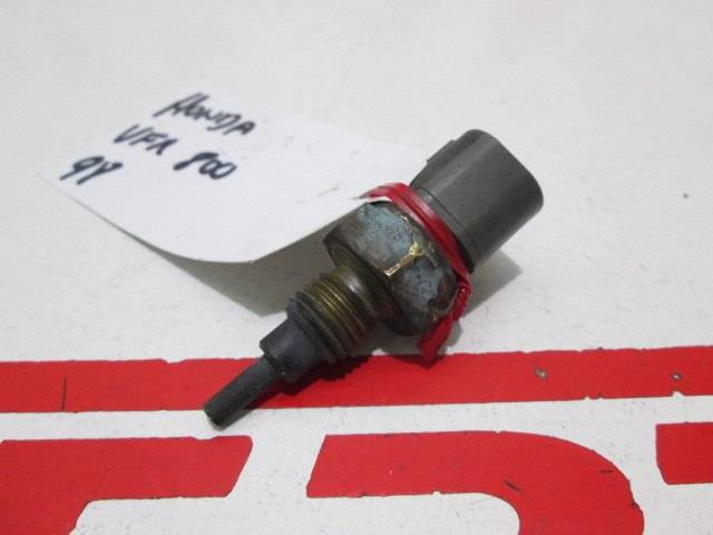 Sensor temperatura motor del desguace de una moto Honda VFR 800 FI del año 1998