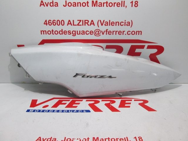 TAPA LATERAL TRASERA IZQUIERDA de repuesto de una moto HONDA FORZA 250 2008.