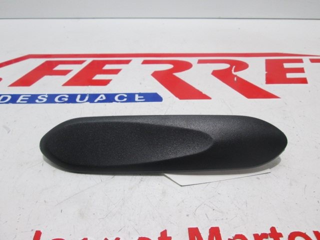 RIGHT WINDSHIELD COVER CAP of scrapping a HONDA FORZA 250 2008
